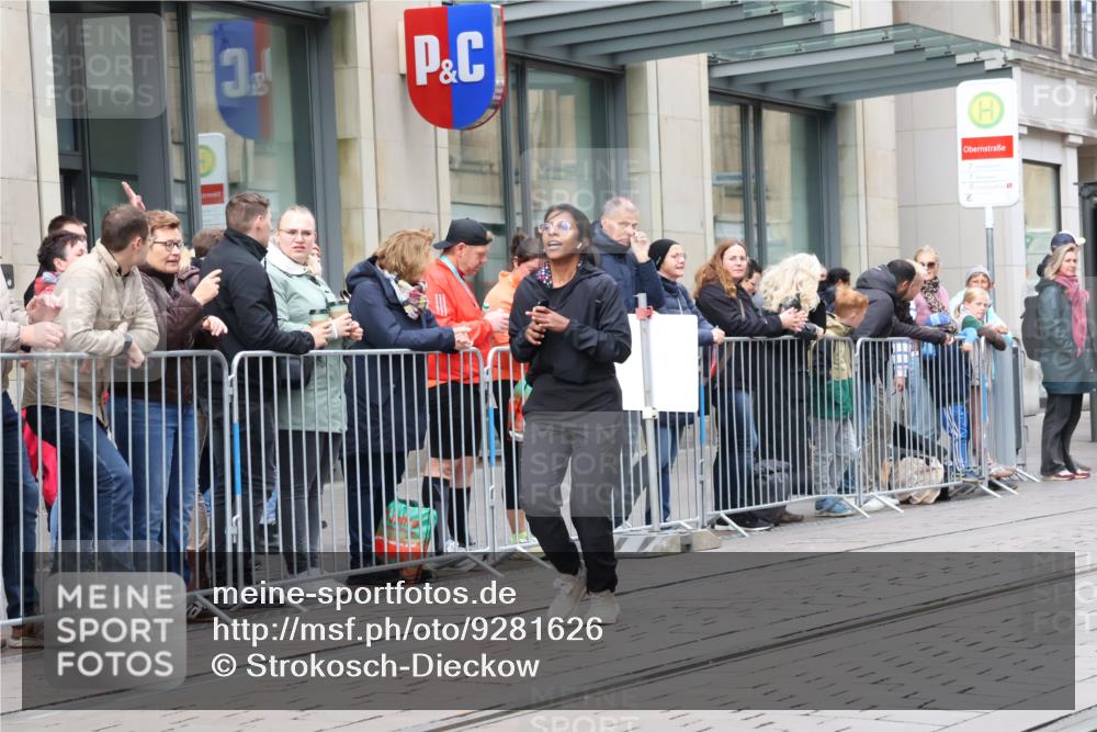 05.10.2025 - 20. swb-Marathon Bremen Strokosch-Dieckow http://msf.ph/oto/9281626 05.10.2025 11:19:19 Ziel 9705, 10677, 11109, 9705, 10677, 11109 meine-sportfotos.de