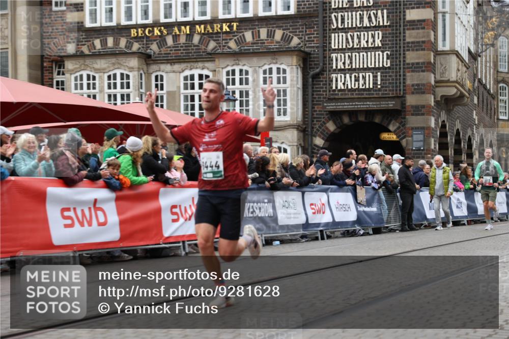 05.10.2025 - 20. swb-Marathon Bremen Yannick Fuchs http://msf.ph/oto/9281628 05.10.2025 12:55:28 Ziel 235, 474, 2132, 6444, 7213, 7883 meine-sportfotos.de