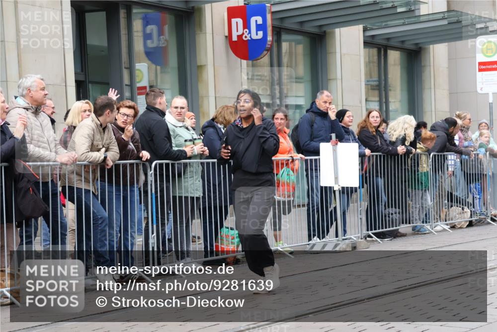 05.10.2025 - 20. swb-Marathon Bremen Strokosch-Dieckow http://msf.ph/oto/9281639 05.10.2025 11:19:20 Ziel 9705, 10677, 11109, 9705, 10677, 11109 meine-sportfotos.de