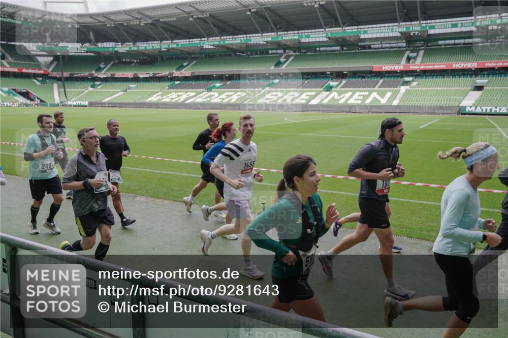 05.10.2025 - 20. swb-Marathon Bremen Michael Burmester http://msf.ph/oto/9281643 05.10.2025 13:05:08 Laufen im Stadion 190, 199, 406, 421, 490, 678, 712, 858, 924, 1061, 1132, 1228, 1404, 1455, 1480, 1545, 1746, 1765, 1834, 1840, 1867, 1990, 2009, 2058, 2086, 2190, 2399, 2536, 2584, 2604, 2664, 2785, 2802, 2901, 2935, 2989, 3008, 3025, 3049, 3216, 3378, 3380, 3413, 3433, 3445, 3483, 3561, 3658, 3799, 3837, 3901, 4001, 4055, 4187, 4207, 4241, 4244, 4326, 4332, 4376, 4501, 4627, 4634, 4665, 4671, 4838, 4855, 4858, 4892, 4904, 5082, 5247, 5286, 5295, 5382, 5614, 5904, 6283 meine-sportfotos.de