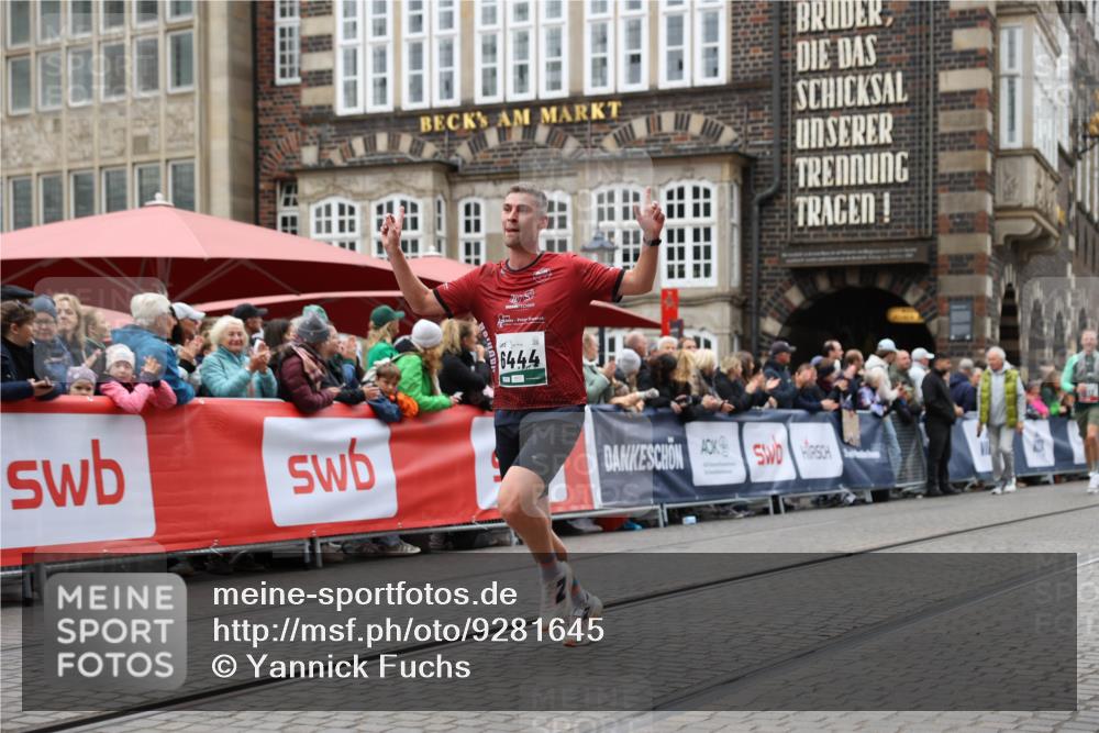 05.10.2025 - 20. swb-Marathon Bremen Yannick Fuchs http://msf.ph/oto/9281645 05.10.2025 12:55:28 Ziel 235, 474, 2132, 6444, 7213, 7883 meine-sportfotos.de