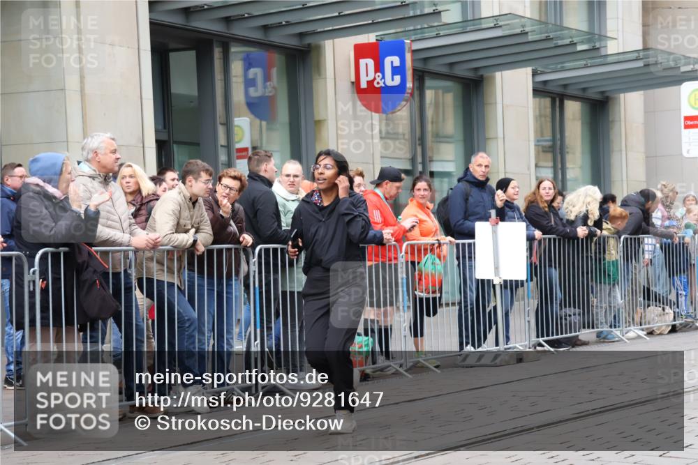05.10.2025 - 20. swb-Marathon Bremen Strokosch-Dieckow http://msf.ph/oto/9281647 05.10.2025 11:19:20 Ziel 9705, 10677, 11109, 9705, 10677, 11109 meine-sportfotos.de