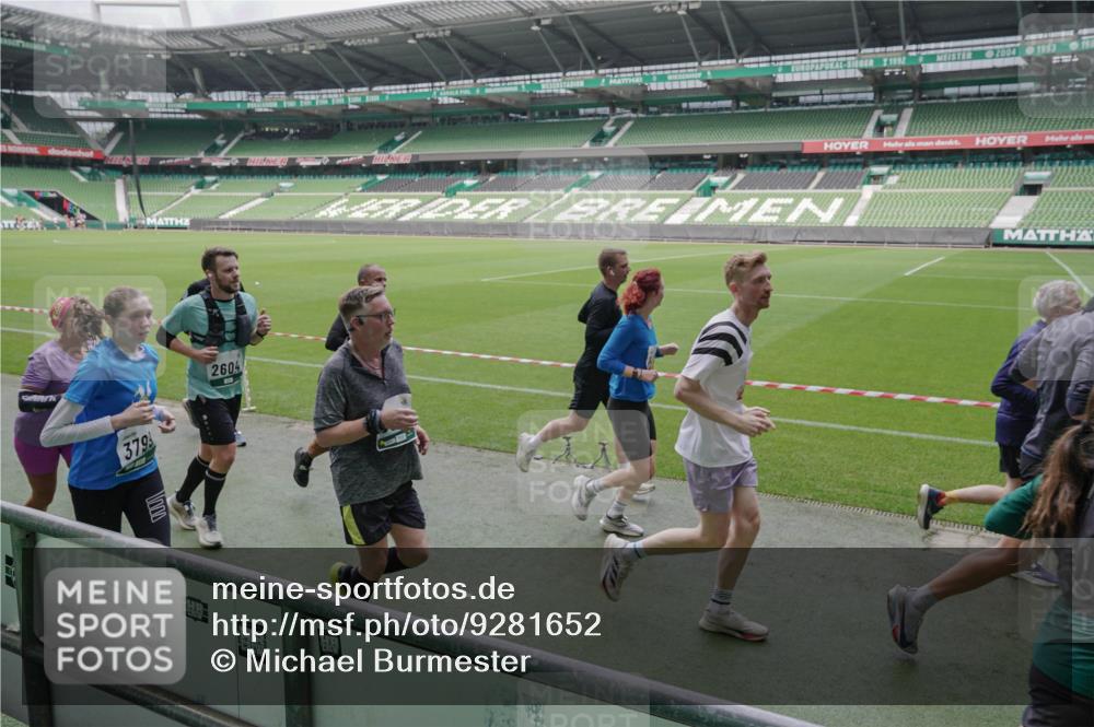 05.10.2025 - 20. swb-Marathon Bremen Michael Burmester http://msf.ph/oto/9281652 05.10.2025 13:05:08 Laufen im Stadion 190, 199, 406, 421, 490, 678, 712, 858, 924, 1061, 1132, 1228, 1404, 1455, 1480, 1545, 1746, 1765, 1834, 1840, 1867, 1990, 2009, 2058, 2086, 2190, 2399, 2536, 2584, 2604, 2664, 2785, 2802, 2901, 2935, 2989, 3008, 3025, 3049, 3216, 3378, 3380, 3413, 3433, 3445, 3483, 3561, 3658, 3799, 3837, 3901, 4001, 4055, 4187, 4207, 4241, 4244, 4326, 4332, 4376, 4501, 4627, 4634, 4665, 4671, 4838, 4855, 4858, 4892, 4904, 5082, 5247, 5286, 5295, 5382, 5614, 5904, 6283 meine-sportfotos.de