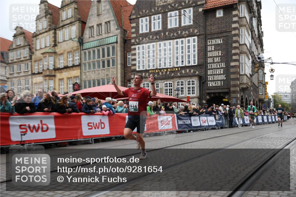 05.10.2025 - 20. swb-Marathon Bremen Yannick Fuchs http://msf.ph/oto/9281654 05.10.2025 12:55:29 Ziel 235, 474, 2132, 6444, 7213, 7883 meine-sportfotos.de