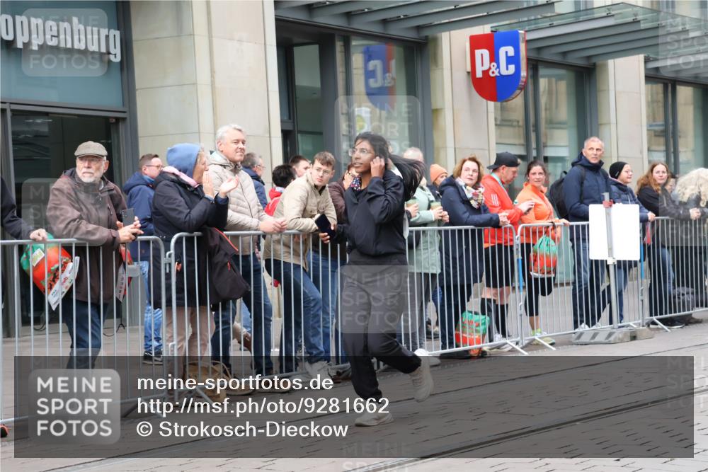 05.10.2025 - 20. swb-Marathon Bremen Strokosch-Dieckow http://msf.ph/oto/9281662 05.10.2025 11:19:20 Ziel 9705, 10677, 11109, 9705, 10677, 11109 meine-sportfotos.de