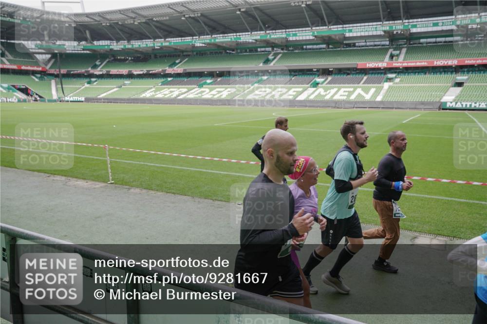 05.10.2025 - 20. swb-Marathon Bremen Michael Burmester http://msf.ph/oto/9281667 05.10.2025 13:05:10 Laufen im Stadion 190, 199, 406, 421, 490, 678, 712, 858, 924, 1061, 1132, 1228, 1404, 1455, 1480, 1545, 1702, 1746, 1765, 1834, 1840, 1867, 1990, 2009, 2058, 2086, 2190, 2399, 2536, 2584, 2604, 2664, 2785, 2802, 2901, 2935, 2989, 3008, 3025, 3049, 3216, 3378, 3380, 3413, 3433, 3445, 3483, 3561, 3658, 3799, 3837, 3901, 4001, 4055, 4187, 4207, 4241, 4244, 4326, 4332, 4376, 4501, 4627, 4634, 4665, 4671, 4838, 4855, 4858, 4892, 4904, 5082, 5247, 5286, 5295, 5382, 5614, 5904, 6283 meine-sportfotos.de