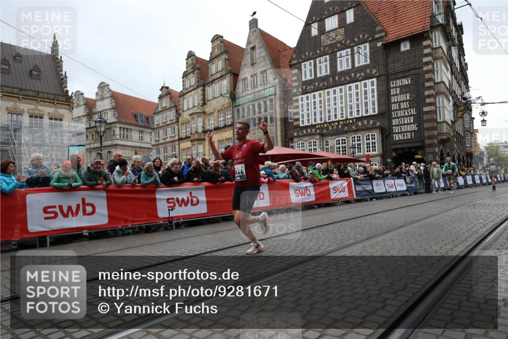 05.10.2025 - 20. swb-Marathon Bremen Yannick Fuchs http://msf.ph/oto/9281671 05.10.2025 12:55:29 Ziel 235, 474, 2132, 6444, 7213, 7883 meine-sportfotos.de