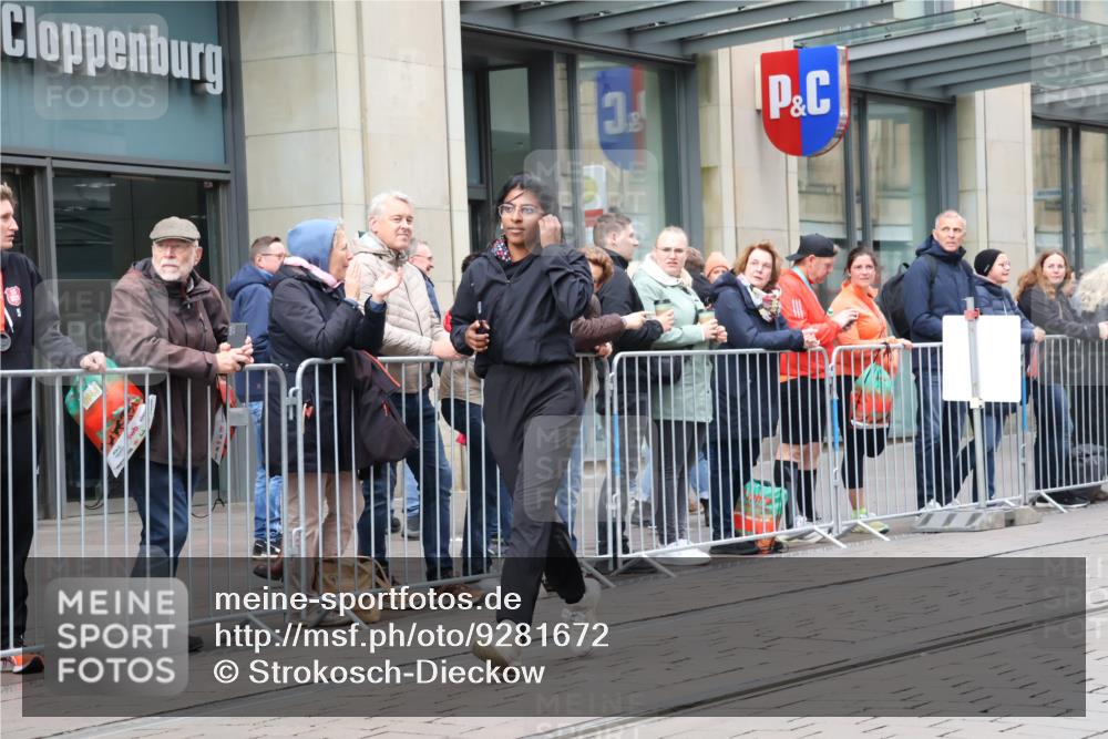 05.10.2025 - 20. swb-Marathon Bremen Strokosch-Dieckow http://msf.ph/oto/9281672 05.10.2025 11:19:20 Ziel 9705, 10677, 11109, 9705, 10677, 11109 meine-sportfotos.de