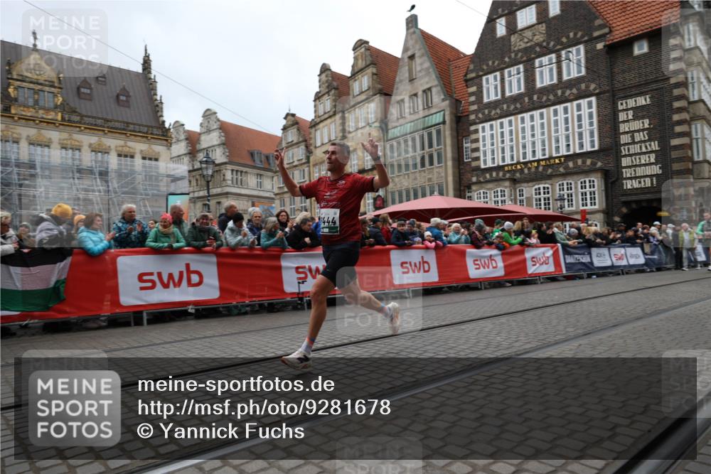 05.10.2025 - 20. swb-Marathon Bremen Yannick Fuchs http://msf.ph/oto/9281678 05.10.2025 12:55:29 Ziel 235, 474, 2132, 6444, 7213, 7883 meine-sportfotos.de