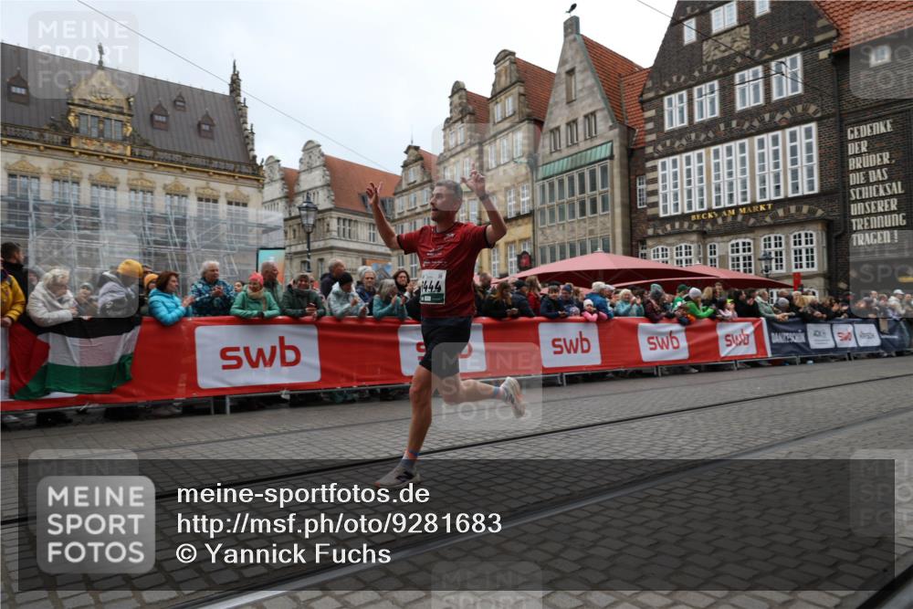 05.10.2025 - 20. swb-Marathon Bremen Yannick Fuchs http://msf.ph/oto/9281683 05.10.2025 12:55:29 Ziel 235, 474, 2132, 6444, 7213, 7883 meine-sportfotos.de