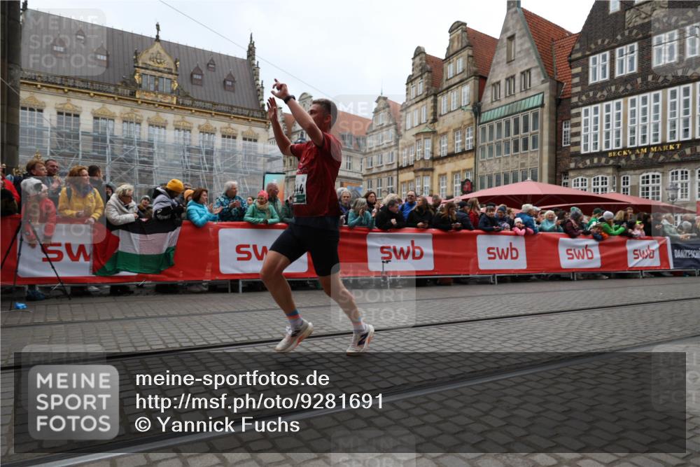 05.10.2025 - 20. swb-Marathon Bremen Yannick Fuchs http://msf.ph/oto/9281691 05.10.2025 12:55:29 Ziel 235, 474, 2132, 6444, 7213, 7883 meine-sportfotos.de