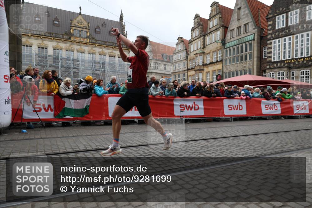 05.10.2025 - 20. swb-Marathon Bremen Yannick Fuchs http://msf.ph/oto/9281699 05.10.2025 12:55:29 Ziel 235, 474, 2132, 6444, 7213, 7883 meine-sportfotos.de