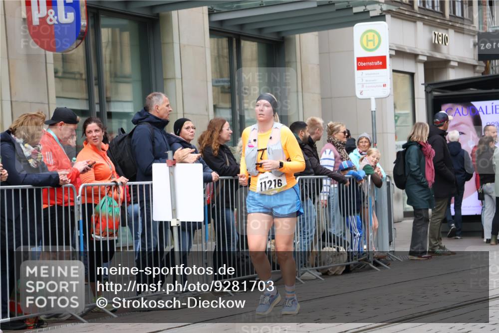 05.10.2025 - 20. swb-Marathon Bremen Strokosch-Dieckow http://msf.ph/oto/9281703 05.10.2025 11:19:28 Ziel 9705, 10677, 11216, 9705, 10677, 11216 meine-sportfotos.de