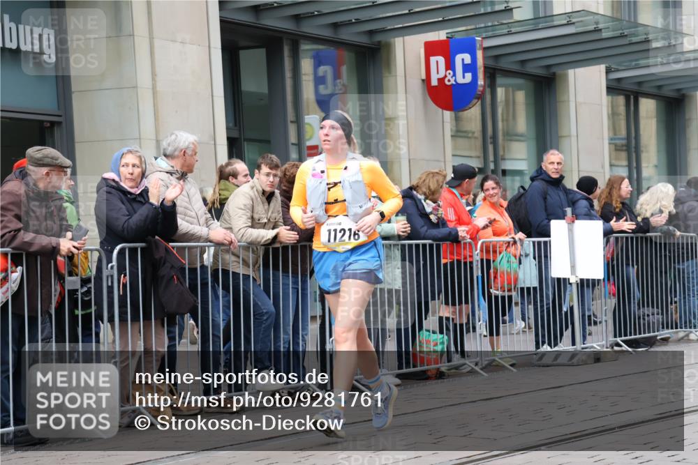 05.10.2025 - 20. swb-Marathon Bremen Strokosch-Dieckow http://msf.ph/oto/9281761 05.10.2025 11:19:30 Ziel 10677, 11216, 10677, 11216 meine-sportfotos.de