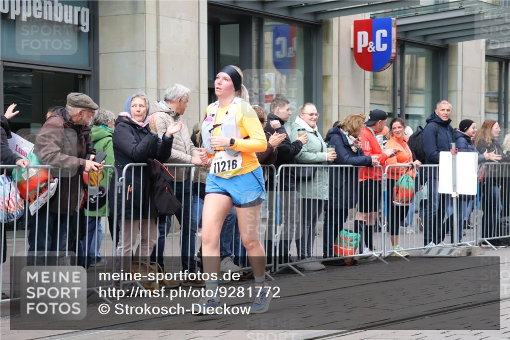 05.10.2025 - 20. swb-Marathon Bremen Strokosch-Dieckow http://msf.ph/oto/9281772 05.10.2025 11:19:30 Ziel 10677, 11216, 10677, 11216 meine-sportfotos.de