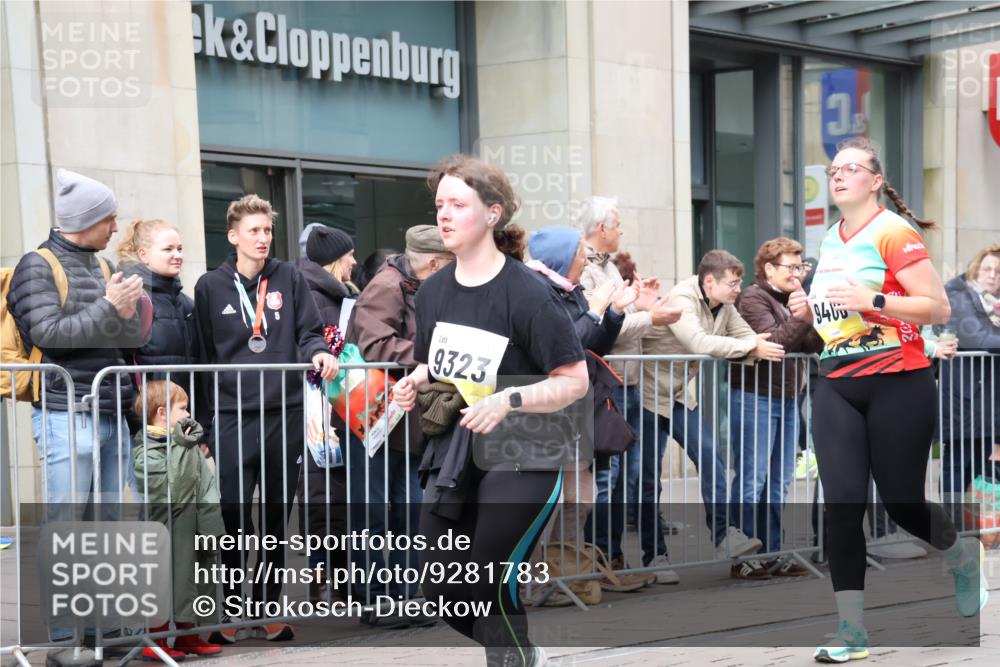 05.10.2025 - 20. swb-Marathon Bremen Strokosch-Dieckow http://msf.ph/oto/9281783 05.10.2025 11:19:46 Ziel 9323, 9408, 9688, 11216, 9323, 9408, 9688, 11216 meine-sportfotos.de