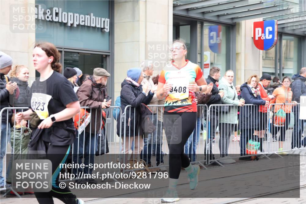 05.10.2025 - 20. swb-Marathon Bremen Strokosch-Dieckow http://msf.ph/oto/9281796 05.10.2025 11:19:47 Ziel 9323, 9408, 9688, 11216, 9323, 9408, 9688, 11216 meine-sportfotos.de