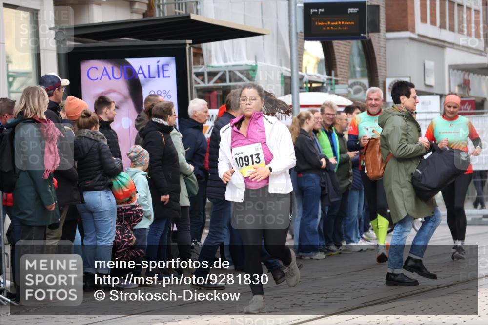 05.10.2025 - 20. swb-Marathon Bremen Strokosch-Dieckow http://msf.ph/oto/9281830 05.10.2025 11:20:34 Ziel 9405, 10012, 10361, 10362, 10913, 11643, 9405, 10012, 10361, 10362, 10913, 11643 meine-sportfotos.de