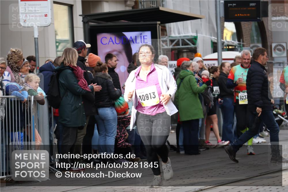 05.10.2025 - 20. swb-Marathon Bremen Strokosch-Dieckow http://msf.ph/oto/9281845 05.10.2025 11:20:35 Ziel 9405, 10012, 10361, 10362, 10913, 11643, 9405, 10012, 10361, 10362, 10913, 11643 meine-sportfotos.de