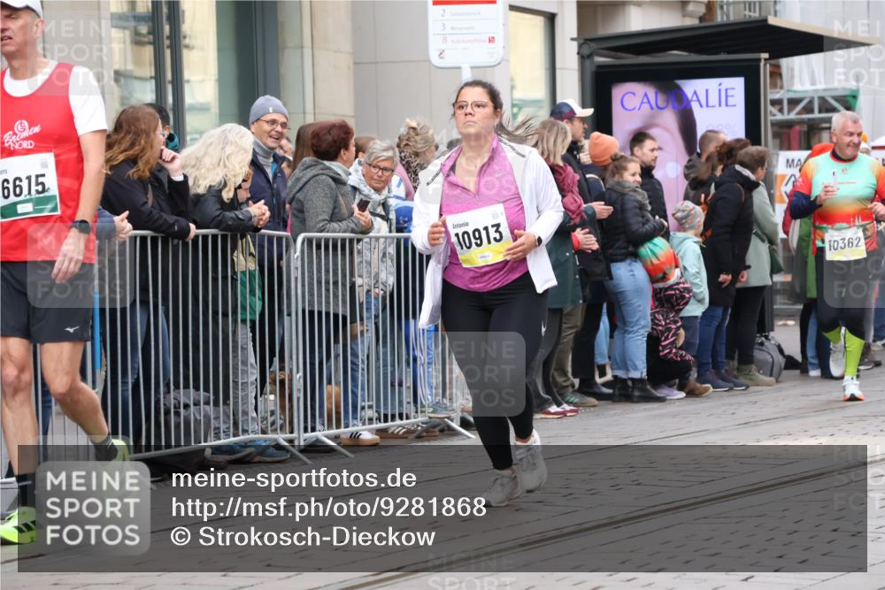 05.10.2025 - 20. swb-Marathon Bremen Strokosch-Dieckow http://msf.ph/oto/9281868 05.10.2025 11:20:36 Ziel 9405, 10012, 10361, 10362, 10913, 11643, 9405, 10012, 10361, 10362, 10913, 11643 meine-sportfotos.de