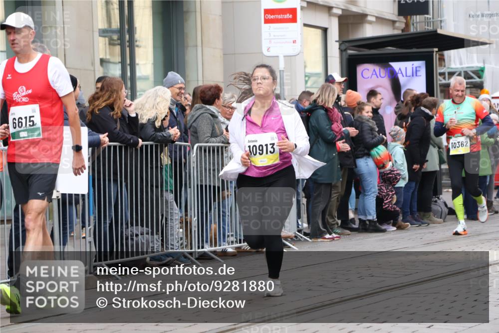 05.10.2025 - 20. swb-Marathon Bremen Strokosch-Dieckow http://msf.ph/oto/9281880 05.10.2025 11:20:37 Ziel 9405, 10012, 10361, 10362, 10913, 11643, 9405, 10012, 10361, 10362, 10913, 11643 meine-sportfotos.de
