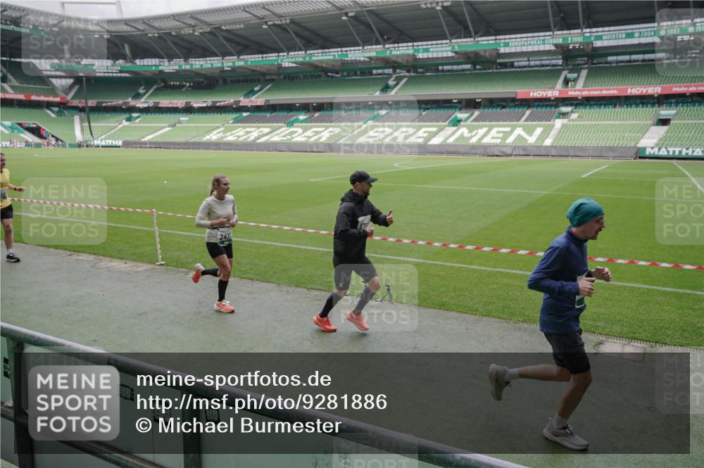 05.10.2025 - 20. swb-Marathon Bremen Michael Burmester http://msf.ph/oto/9281886 05.10.2025 13:05:33 Laufen im Stadion 190, 199, 406, 520, 611, 678, 712, 804, 817, 858, 924, 1132, 1147, 1228, 1404, 1455, 1480, 1545, 1610, 1702, 1746, 1765, 1840, 1867, 1990, 2058, 2187, 2190, 2198, 2422, 2437, 2584, 2604, 2785, 2902, 2935, 3008, 3025, 3049, 3216, 3317, 3368, 3378, 3380, 3413, 3445, 3450, 3479, 3799, 3809, 3837, 3853, 4055, 4207, 4241, 4326, 4332, 4376, 4563, 4641, 4665, 4676, 4766, 4831, 4855, 4892, 4904, 4983, 5176, 5286, 5295, 5362, 5382, 5614, 5824, 5904, 6283 meine-sportfotos.de