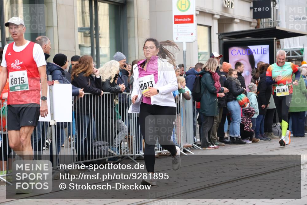 05.10.2025 - 20. swb-Marathon Bremen Strokosch-Dieckow http://msf.ph/oto/9281895 05.10.2025 11:20:37 Ziel 9405, 10012, 10361, 10362, 10913, 11643, 9405, 10012, 10361, 10362, 10913, 11643 meine-sportfotos.de