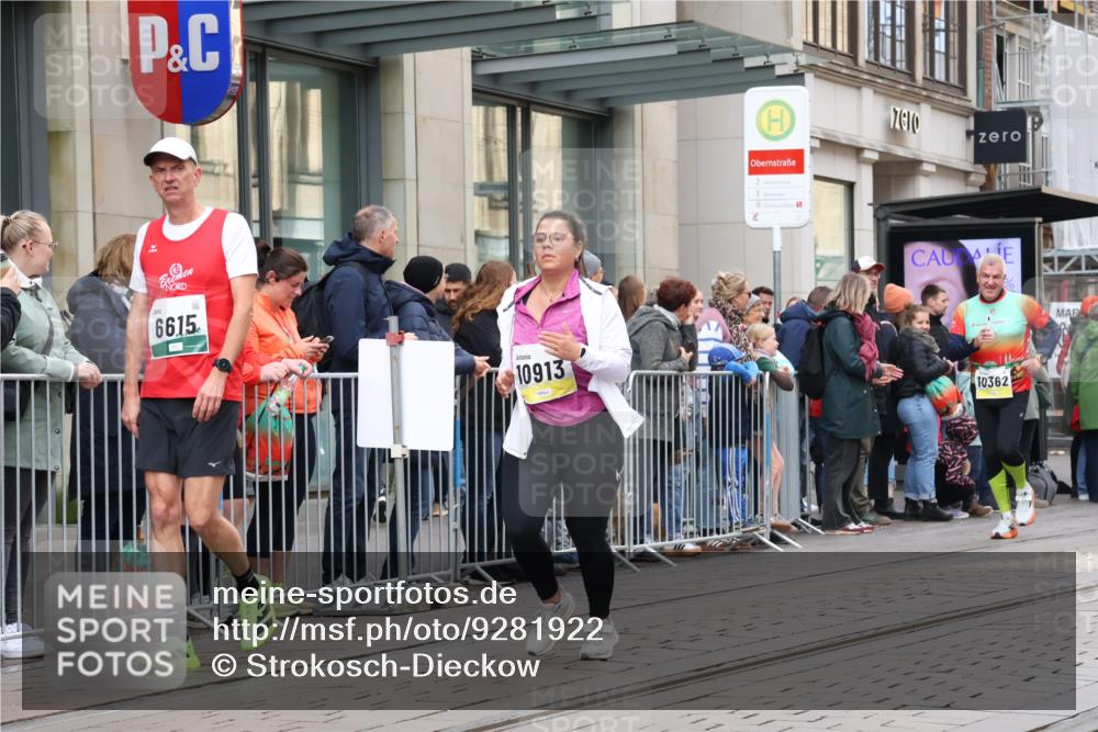 05.10.2025 - 20. swb-Marathon Bremen Strokosch-Dieckow http://msf.ph/oto/9281922 05.10.2025 11:20:37 Ziel 9405, 10012, 10361, 10362, 10913, 11643, 9405, 10012, 10361, 10362, 10913, 11643 meine-sportfotos.de