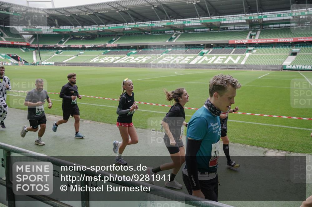 05.10.2025 - 20. swb-Marathon Bremen Michael Burmester http://msf.ph/oto/9281941 05.10.2025 13:05:39 Laufen im Stadion 190, 199, 406, 459, 520, 611, 678, 804, 817, 858, 924, 1147, 1154, 1228, 1404, 1410, 1455, 1480, 1545, 1610, 1702, 1840, 1867, 1990, 2058, 2187, 2190, 2198, 2199, 2285, 2422, 2437, 2604, 2671, 2698, 2748, 2785, 2902, 2935, 3008, 3025, 3049, 3317, 3368, 3378, 3380, 3445, 3450, 3479, 3799, 3809, 3837, 3853, 4055, 4207, 4326, 4332, 4376, 4563, 4641, 4643, 4665, 4676, 4766, 4831, 4855, 4892, 4904, 4983, 5166, 5176, 5362, 5382, 5614, 5824, 5904, 5945, 6283 meine-sportfotos.de