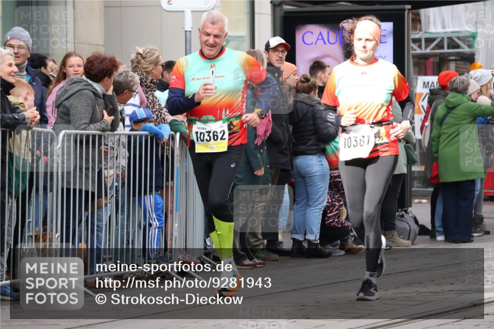05.10.2025 - 20. swb-Marathon Bremen Strokosch-Dieckow http://msf.ph/oto/9281943 05.10.2025 11:20:39 Ziel 9405, 10012, 10361, 10362, 10913, 11643, 9405, 10012, 10361, 10362, 10913, 11643 meine-sportfotos.de