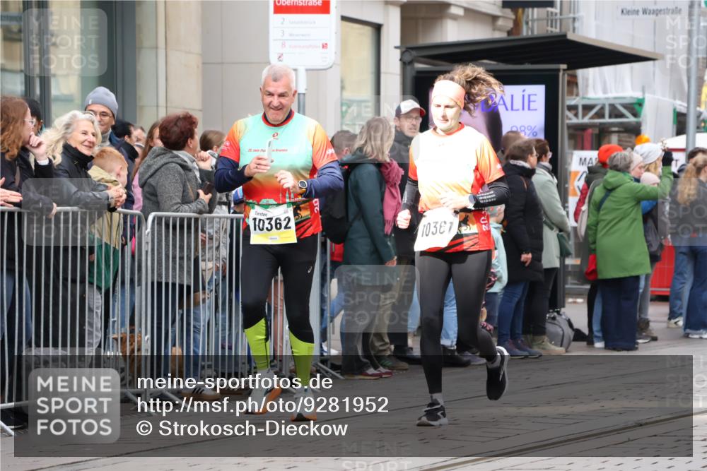 05.10.2025 - 20. swb-Marathon Bremen Strokosch-Dieckow http://msf.ph/oto/9281952 05.10.2025 11:20:39 Ziel 9405, 10012, 10361, 10362, 10913, 11643, 9405, 10012, 10361, 10362, 10913, 11643 meine-sportfotos.de