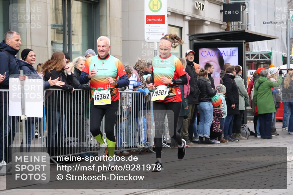 05.10.2025 - 20. swb-Marathon Bremen Strokosch-Dieckow http://msf.ph/oto/9281978 05.10.2025 11:20:40 Ziel 9405, 10012, 10361, 10362, 10913, 11643, 9405, 10012, 10361, 10362, 10913, 11643 meine-sportfotos.de