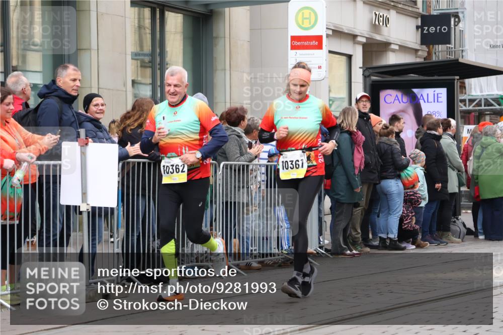05.10.2025 - 20. swb-Marathon Bremen Strokosch-Dieckow http://msf.ph/oto/9281993 05.10.2025 11:20:40 Ziel 9405, 10012, 10361, 10362, 10913, 11643, 9405, 10012, 10361, 10362, 10913, 11643 meine-sportfotos.de