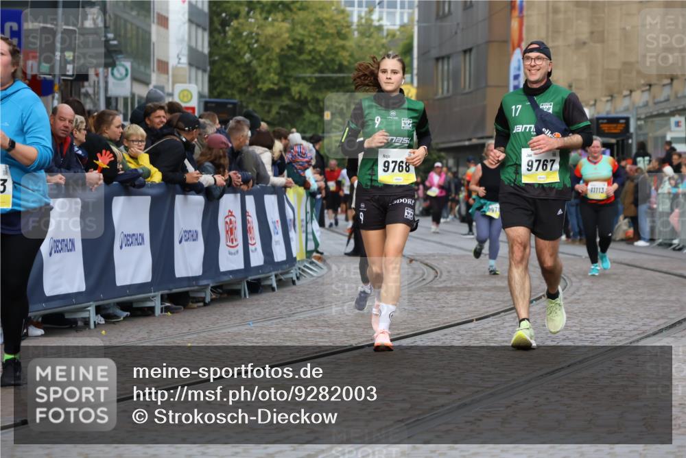 05.10.2025 - 20. swb-Marathon Bremen Strokosch-Dieckow http://msf.ph/oto/9282003 05.10.2025 11:15:16 Ziel 9441, 9643, 9767, 9768, 11293 meine-sportfotos.de