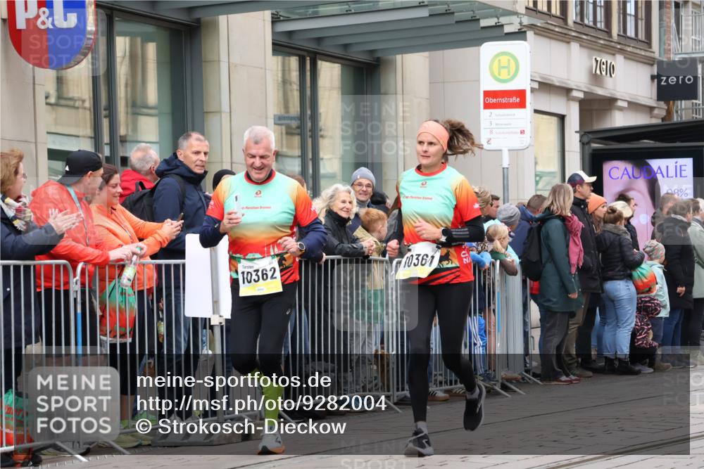 05.10.2025 - 20. swb-Marathon Bremen Strokosch-Dieckow http://msf.ph/oto/9282004 05.10.2025 11:20:41 Ziel 9405, 10012, 10361, 10362, 10913, 11643, 9405, 10012, 10361, 10362, 10913, 11643 meine-sportfotos.de