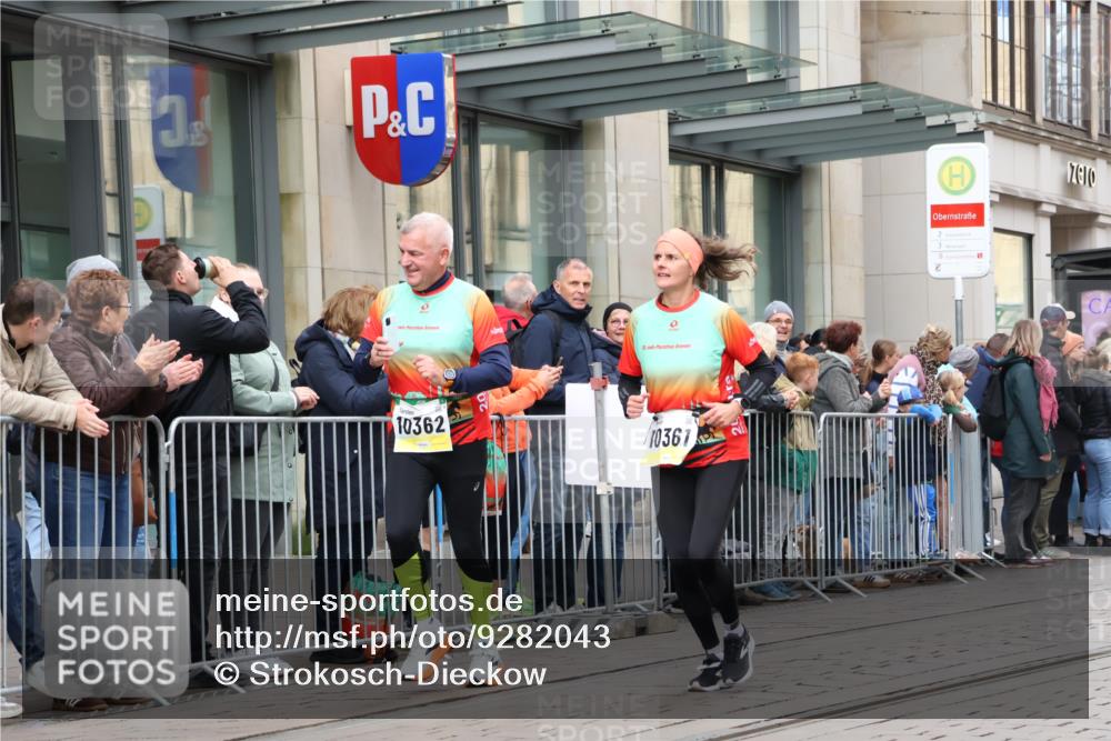 05.10.2025 - 20. swb-Marathon Bremen Strokosch-Dieckow http://msf.ph/oto/9282043 05.10.2025 11:20:41 Ziel 9405, 10012, 10361, 10362, 10913, 11643, 9405, 10012, 10361, 10362, 10913, 11643 meine-sportfotos.de