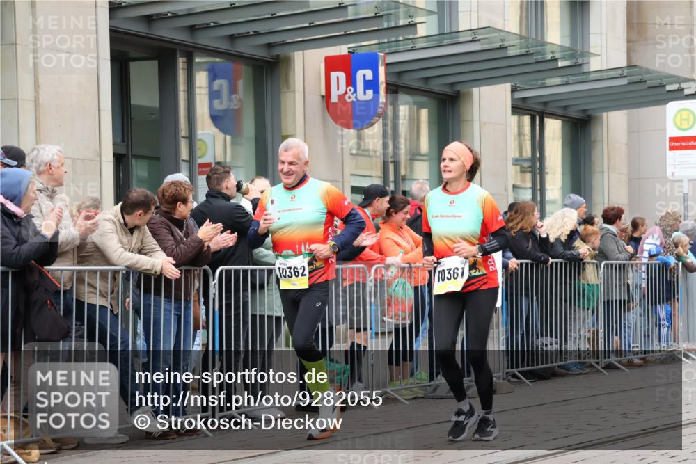 05.10.2025 - 20. swb-Marathon Bremen Strokosch-Dieckow http://msf.ph/oto/9282055 05.10.2025 11:20:42 Ziel 9405, 10012, 10361, 10362, 10913, 11643, 9405, 10012, 10361, 10362, 10913, 11643 meine-sportfotos.de