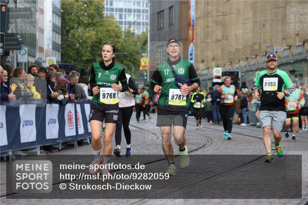 05.10.2025 - 20. swb-Marathon Bremen Strokosch-Dieckow http://msf.ph/oto/9282059 05.10.2025 11:15:17 Ziel 9441, 9643, 9767, 9768 meine-sportfotos.de