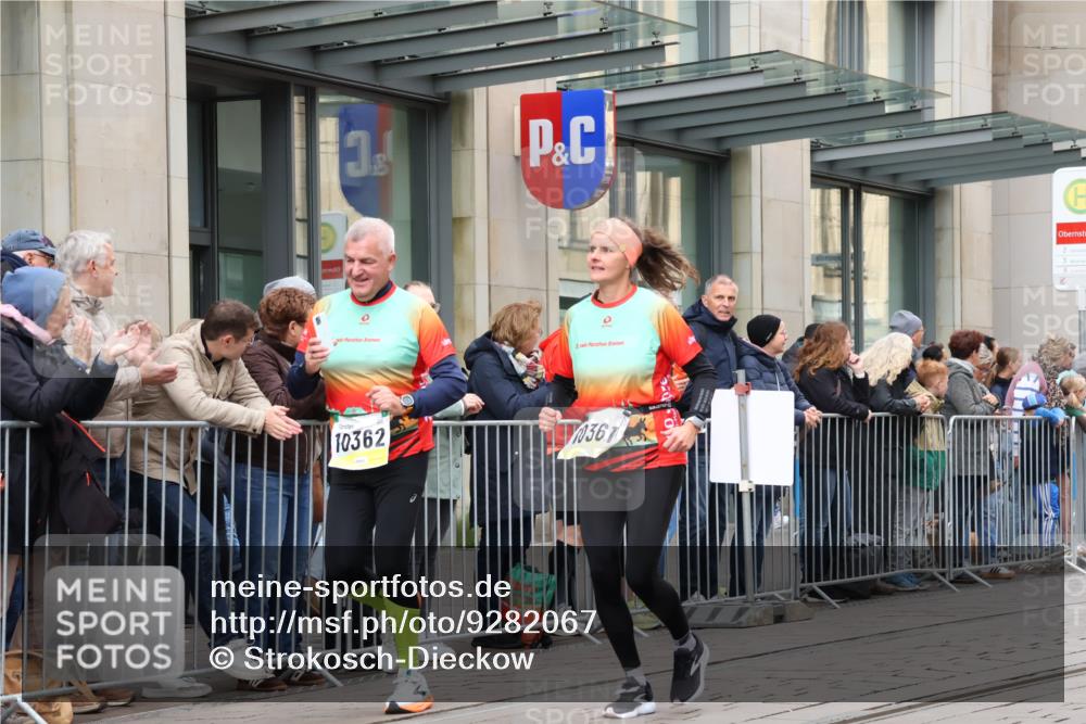 05.10.2025 - 20. swb-Marathon Bremen Strokosch-Dieckow http://msf.ph/oto/9282067 05.10.2025 11:20:42 Ziel 9405, 10012, 10361, 10362, 10913, 11643, 9405, 10012, 10361, 10362, 10913, 11643 meine-sportfotos.de