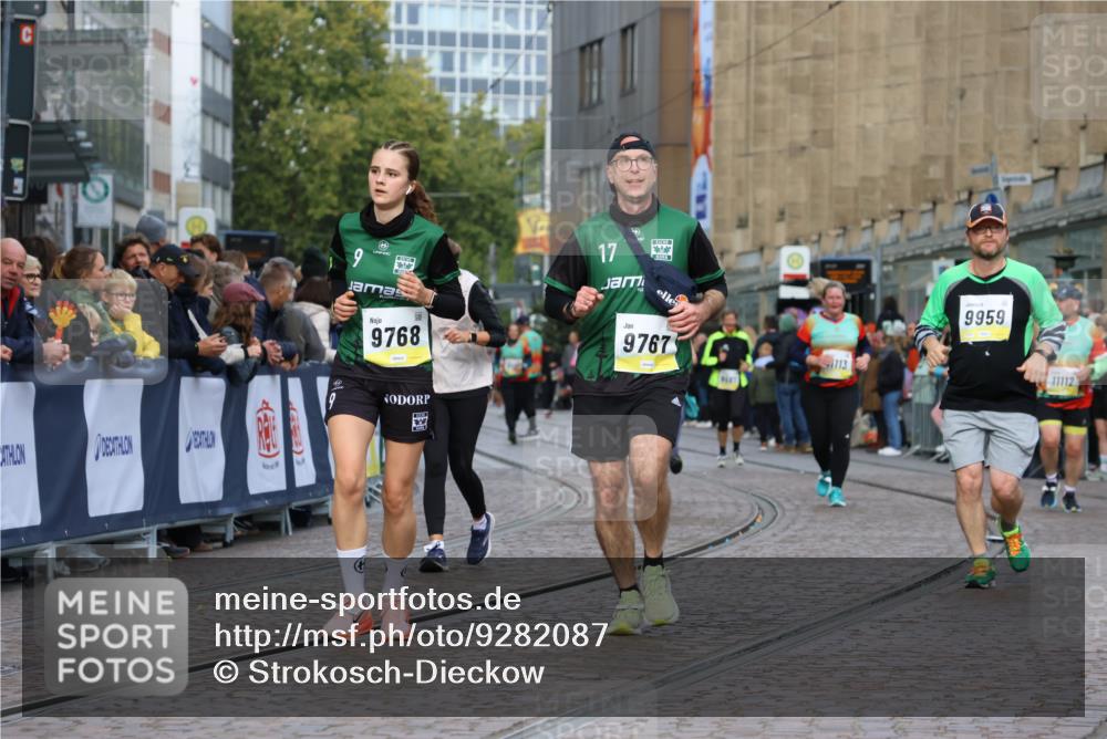05.10.2025 - 20. swb-Marathon Bremen Strokosch-Dieckow http://msf.ph/oto/9282087 05.10.2025 11:15:17 Ziel 9441, 9643, 9767, 9768 meine-sportfotos.de