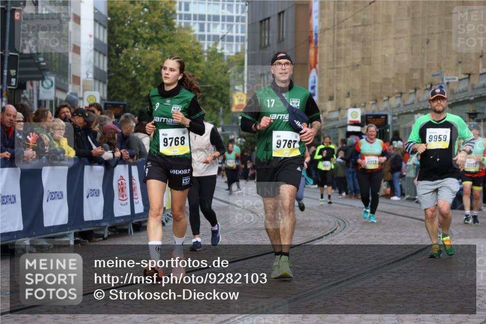 05.10.2025 - 20. swb-Marathon Bremen Strokosch-Dieckow http://msf.ph/oto/9282103 05.10.2025 11:15:17 Ziel 9441, 9643, 9767, 9768 meine-sportfotos.de