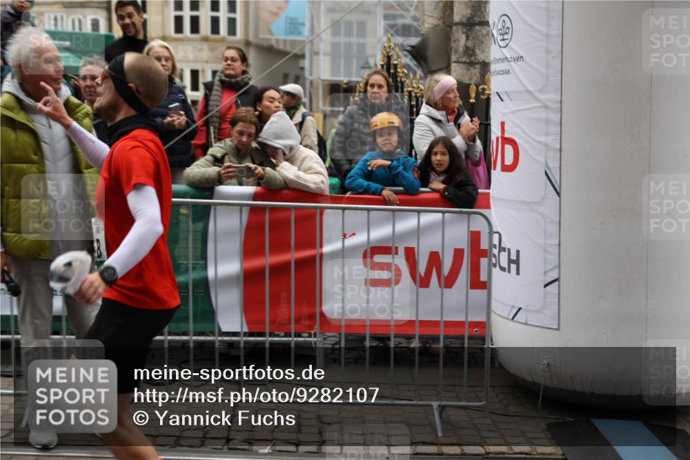 05.10.2025 - 20. swb-Marathon Bremen Yannick Fuchs http://msf.ph/oto/9282107 05.10.2025 12:56:13 Ziel 57, 481, 761, 902, 1633, 2048, 7766 meine-sportfotos.de