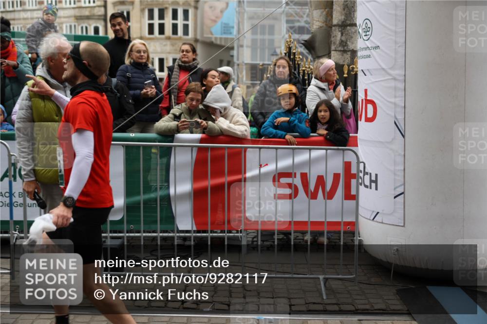 05.10.2025 - 20. swb-Marathon Bremen Yannick Fuchs http://msf.ph/oto/9282117 05.10.2025 12:56:13 Ziel 57, 481, 761, 902, 1633, 2048, 7766 meine-sportfotos.de