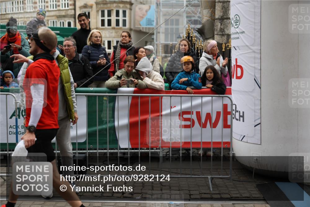 05.10.2025 - 20. swb-Marathon Bremen Yannick Fuchs http://msf.ph/oto/9282124 05.10.2025 12:56:13 Ziel 57, 481, 761, 902, 1633, 2048, 7766 meine-sportfotos.de