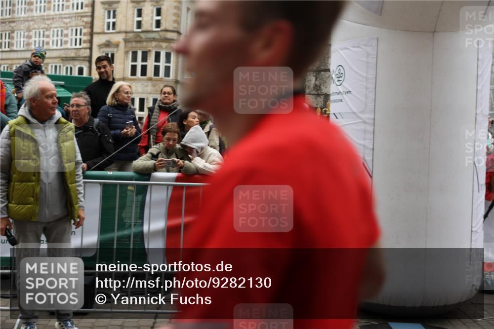 05.10.2025 - 20. swb-Marathon Bremen Yannick Fuchs http://msf.ph/oto/9282130 05.10.2025 12:56:13 Ziel 57, 481, 761, 902, 1633, 2048, 7766 meine-sportfotos.de