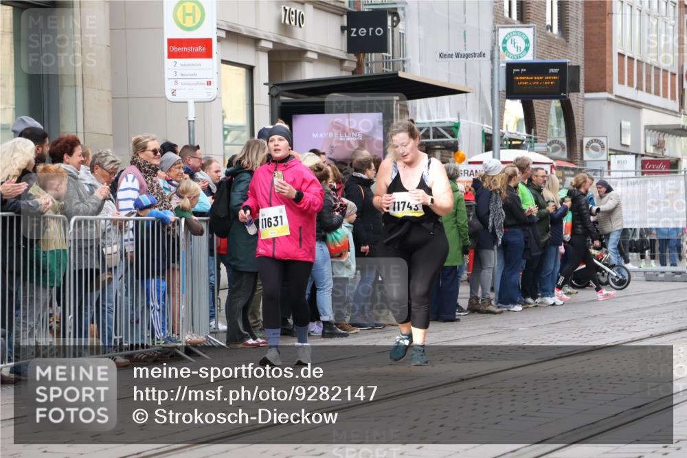 05.10.2025 - 20. swb-Marathon Bremen Strokosch-Dieckow http://msf.ph/oto/9282147 05.10.2025 11:20:48 Ziel 10361, 10362, 10913, 10361, 10362, 10913 meine-sportfotos.de