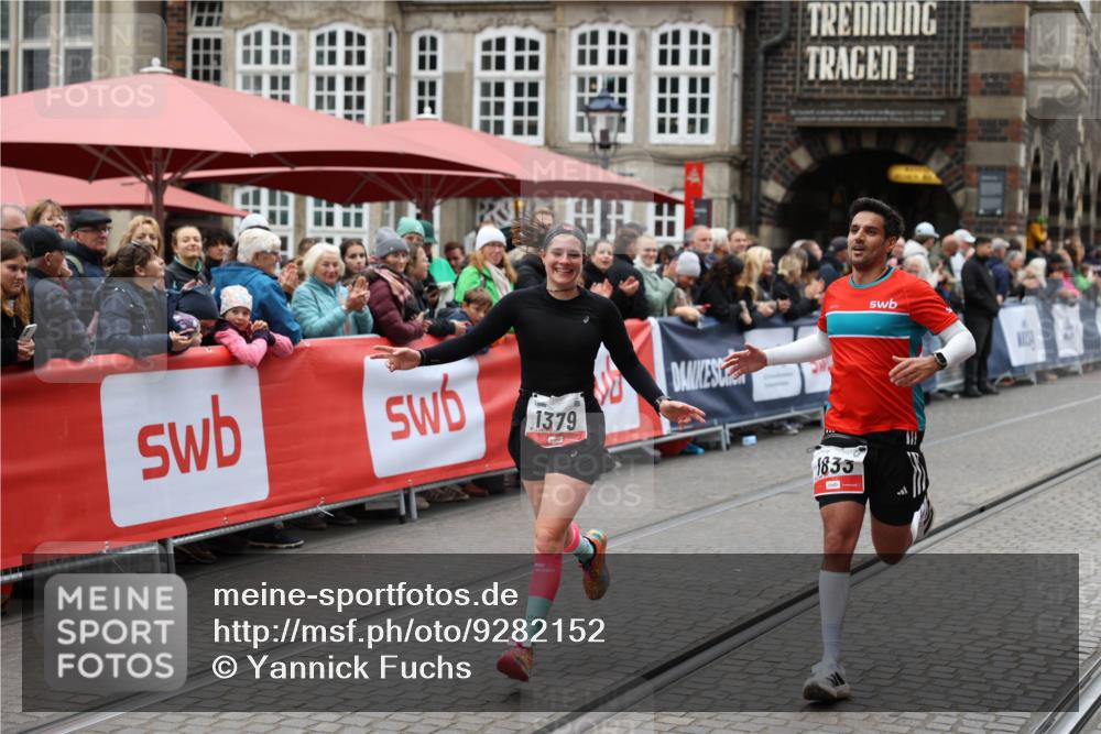 05.10.2025 - 20. swb-Marathon Bremen Yannick Fuchs http://msf.ph/oto/9282152 05.10.2025 12:56:21 Ziel 1379, 1833, 3707 meine-sportfotos.de