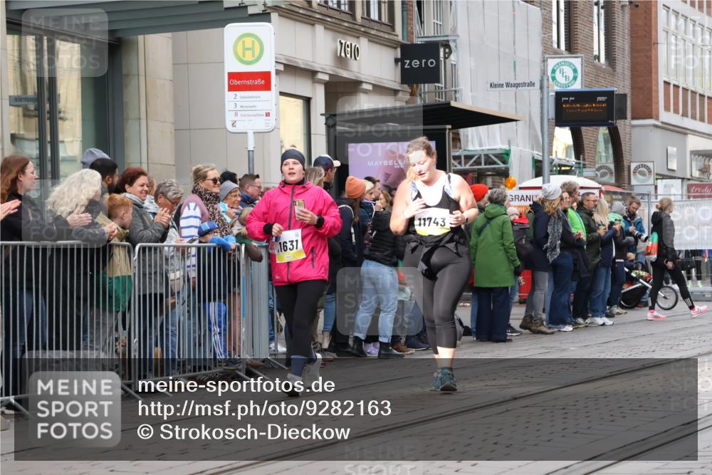 05.10.2025 - 20. swb-Marathon Bremen Strokosch-Dieckow http://msf.ph/oto/9282163 05.10.2025 11:20:48 Ziel 10361, 10362, 10913, 10361, 10362, 10913 meine-sportfotos.de