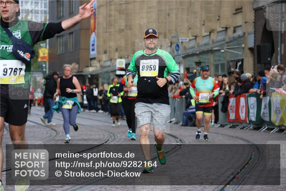 05.10.2025 - 20. swb-Marathon Bremen Strokosch-Dieckow http://msf.ph/oto/9282164 05.10.2025 11:15:20 Ziel 9441, 9643, 9767, 9768, 9959, 10976 meine-sportfotos.de