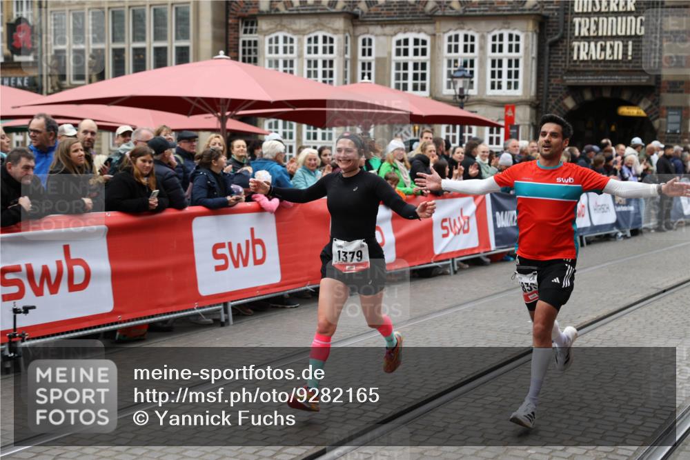 05.10.2025 - 20. swb-Marathon Bremen Yannick Fuchs http://msf.ph/oto/9282165 05.10.2025 12:56:21 Ziel 1379, 1833, 3707 meine-sportfotos.de
